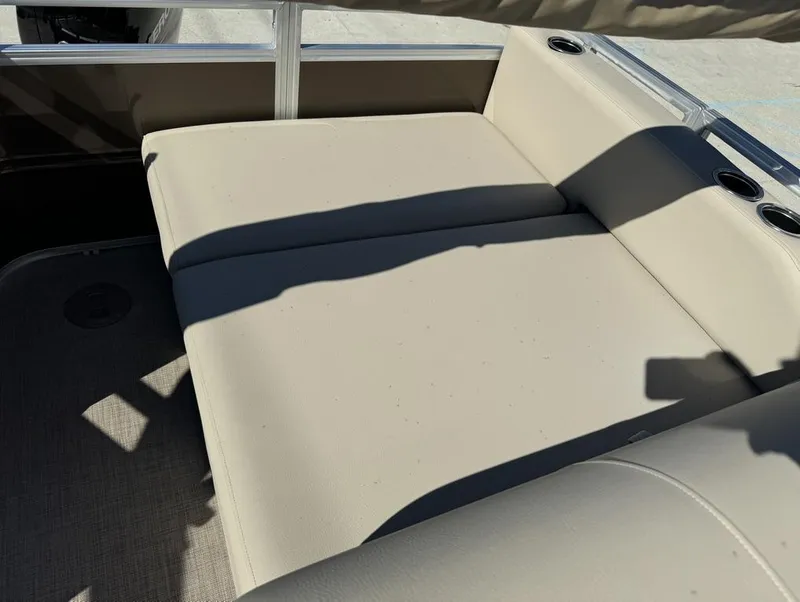 Slide: The Image of Sun Tracker Sportfish 24 XP3 2025 - 4