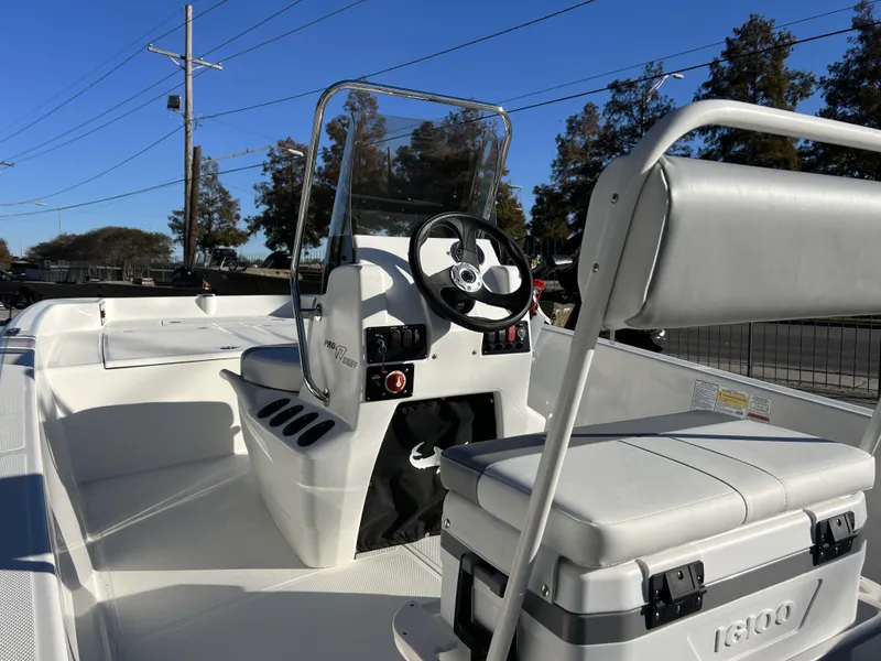 Slide: The Image of Mako Pro Skiff 17 CC 2025 - 17