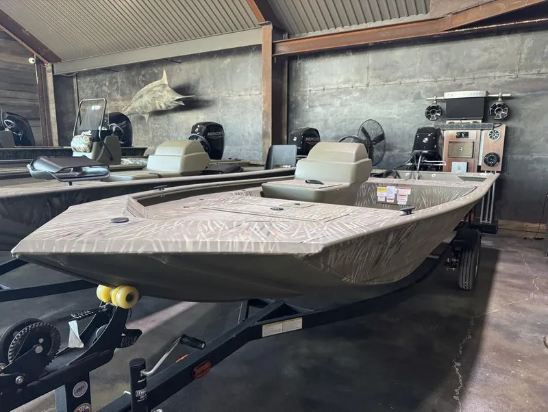 Slide: The Image of Tracker Grizzly 1648 SC 2024 - 6