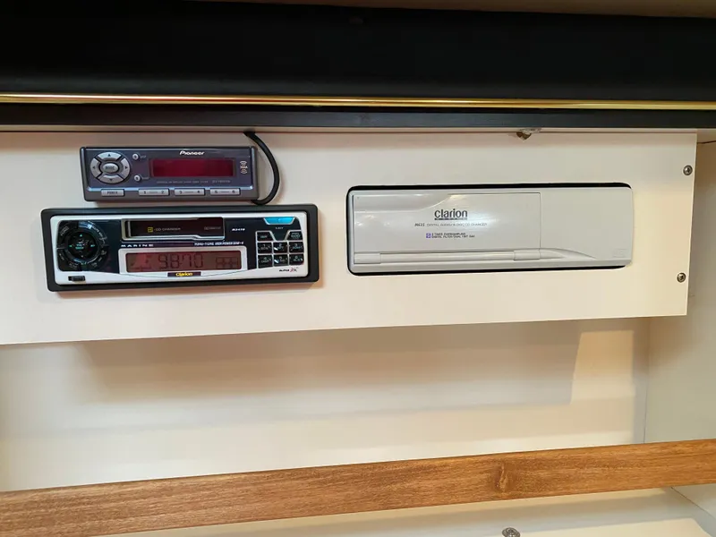 Slide: The Image of Audio system in 2000 Sea Ray 380 Sundancer boat interior. - 42