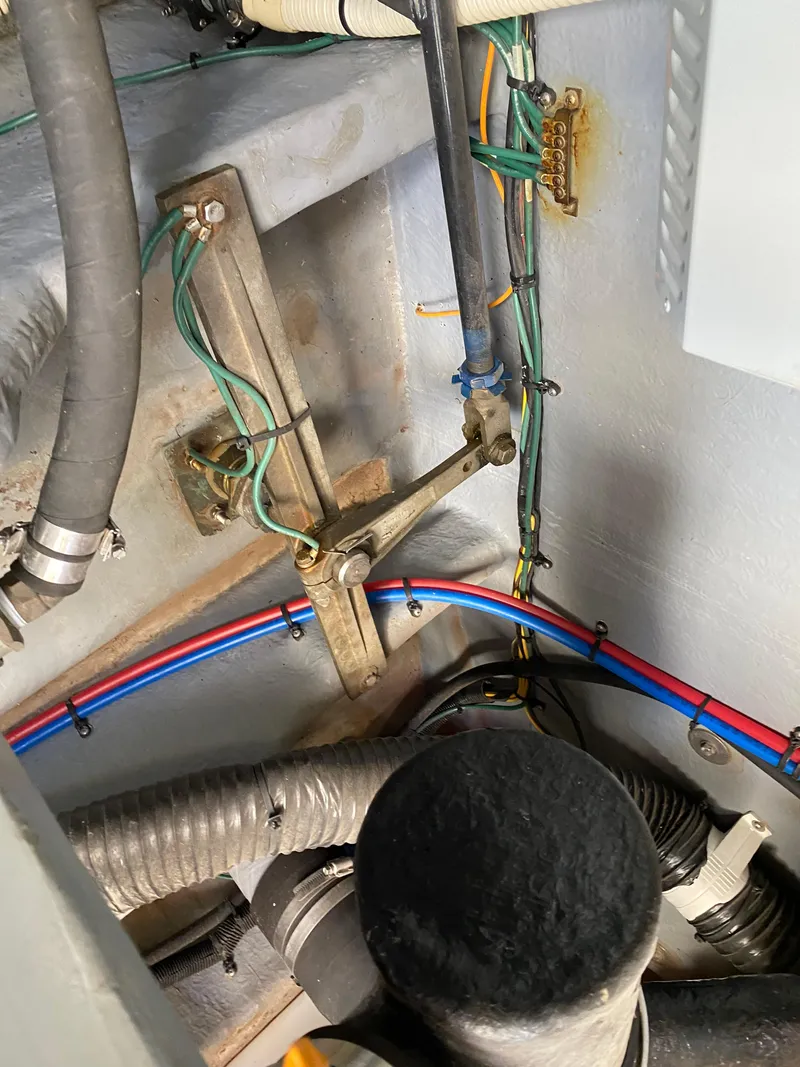 Slide: The Image of Engine compartment wiring of 2000 Sea Ray 380 Sundancer boat. - 47