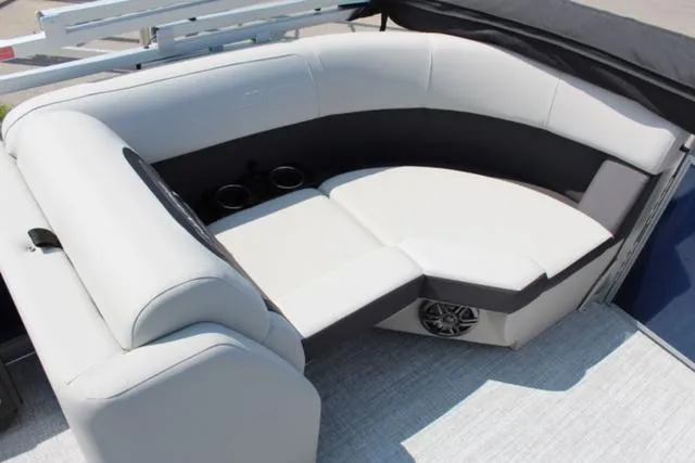 Slide: The Image of Harris Cruiser 210 CWDH 2024 - 13