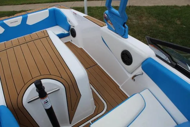 Slide: The Image of Nautique Ski Nautique 200 2023 - 13