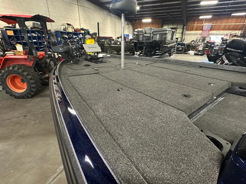 Slide: The Image of 2025 Nitro Z21 XL Pro boat in a workshop, showcasing spacious deck and equipment. - 9