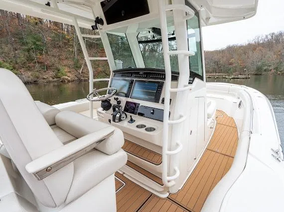 Slide: The Image of Boston Whaler 330 Outrage 2019 - 4