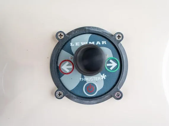 Slide: The Image of Boston Whaler 330 Outrage 2019 - 8