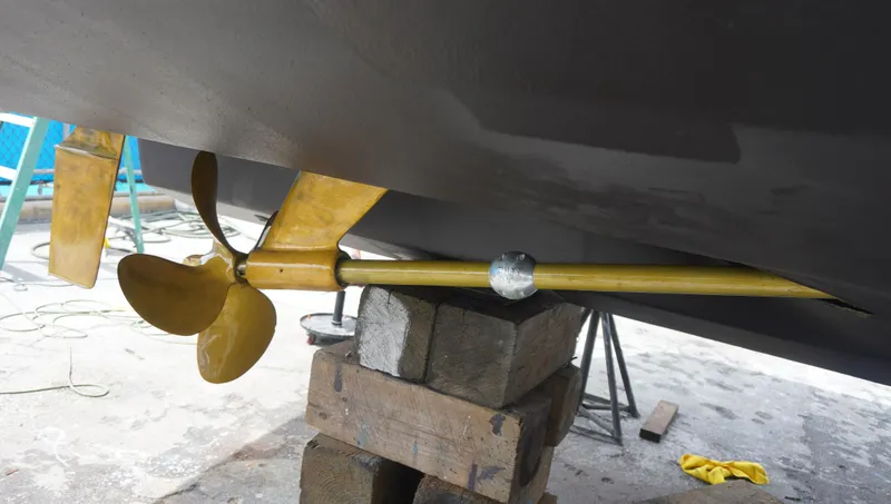 Slide: The Image of Propeller and shaft of 2002 Sea Ray 340 Amberjack on blocks. - 4