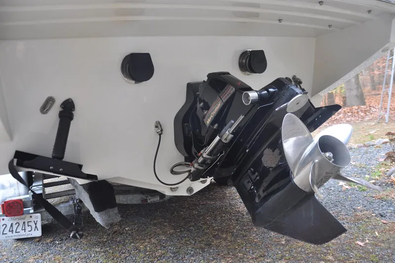 Slide: The Image of 2006 Formula 271 FASTech boat stern with propeller and outdrive. - 22