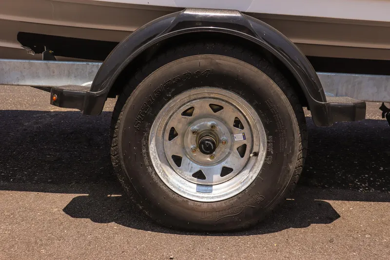 Slide: The Image of Trailer wheel of 2025 Yamaha Boats AR195 on asphalt. - 8