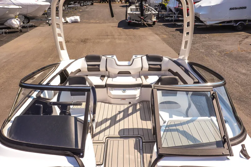 Slide: The Image of 2025 Yamaha Boats 195S interior with open seating and sleek design. - 18