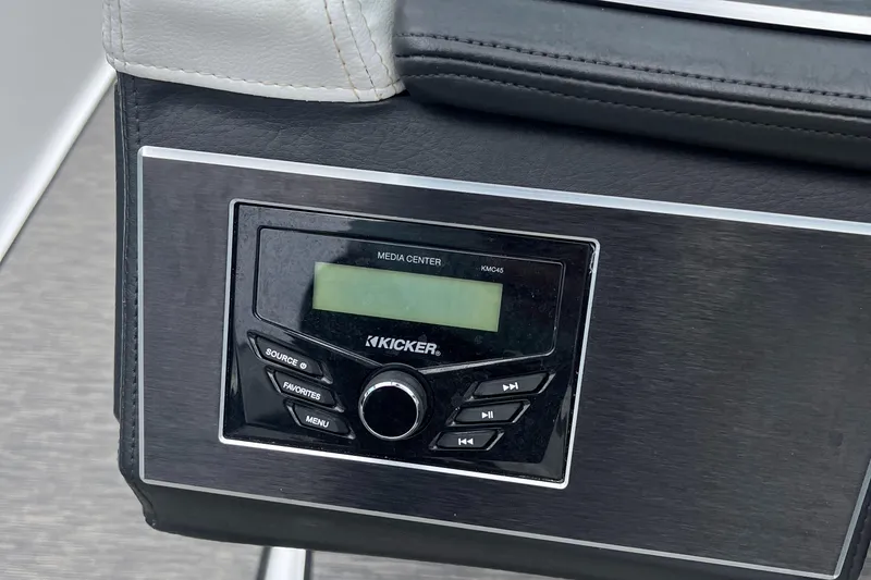 Slide: The Image of Kicker media center on 2022 Four Winns H4 OB boat dashboard. - 11