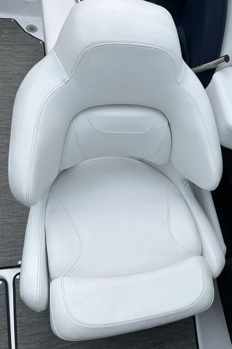 Slide: The Image of White leather seat on 2022 Four Winns H4 OB boat. - 14