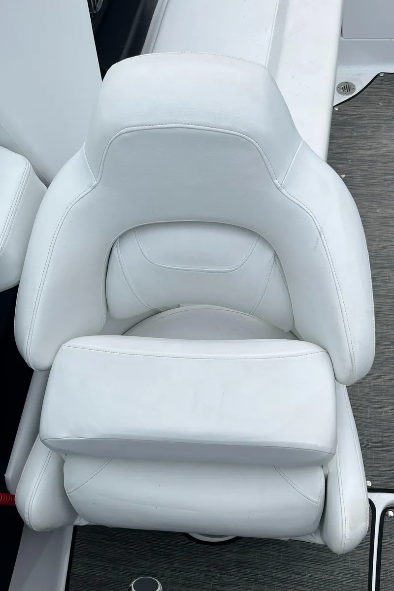 Slide: The Image of White leather seat on 2022 Four Winns H4 OB boat, showcasing luxury and comfort. - 15