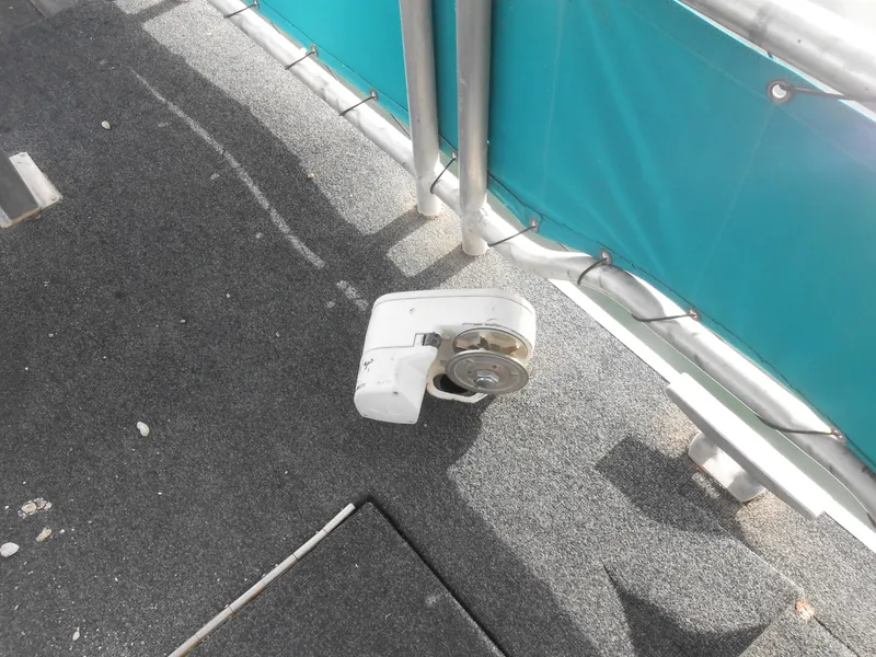 Slide: The Image of Horizon 1999 houseboat deck with winch and teal railing. - 34