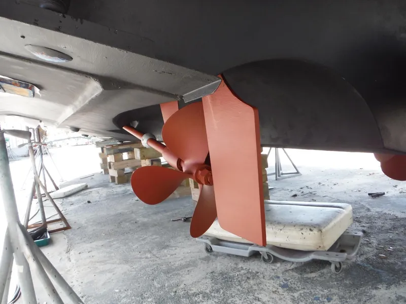 Slide: The Image of Propeller of 2001 Carver 466 Motor Yacht on dry dock. - 45