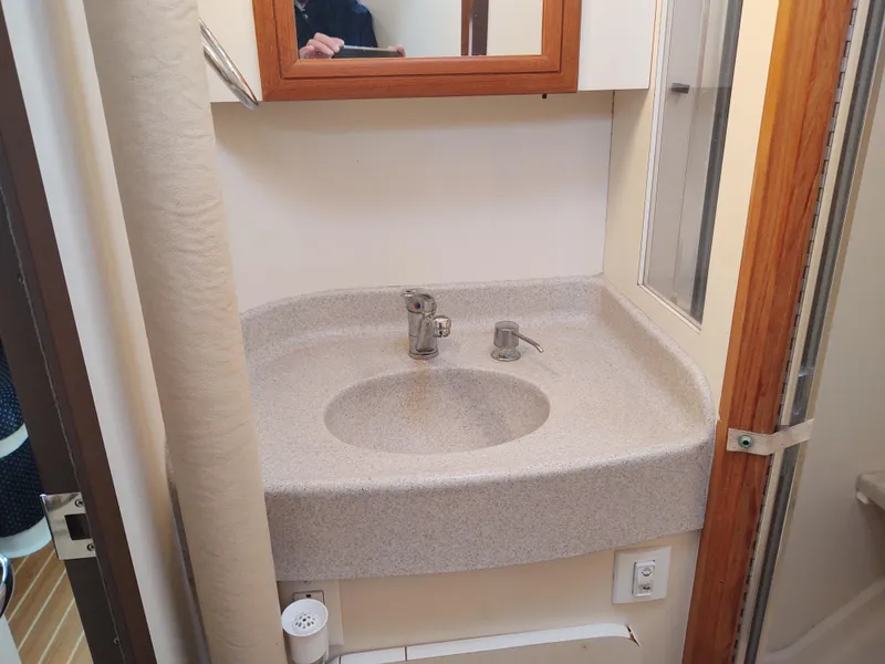 Slide: The Image of Catalina 350 MK II 2006 bathroom sink with mirror and faucet. - 30