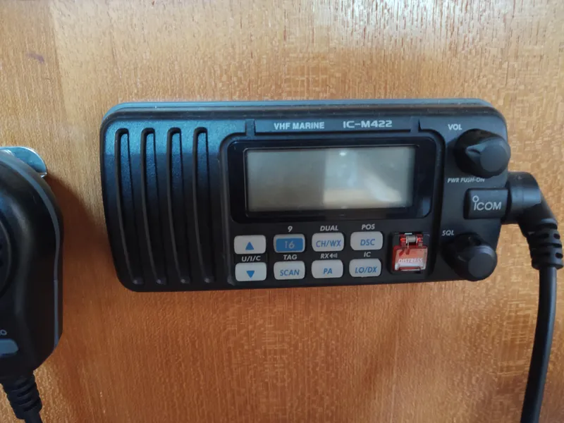 Slide: The Image of VHF Marine IC-M422 radio on Catalina 350 MK II, 2006 model. - 35