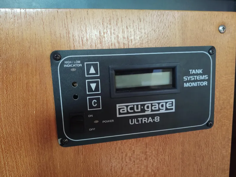 Slide: The Image of Acu-Gage Ultra-8 tank systems monitor on Catalina 350 MK II, 2006 model. - 36