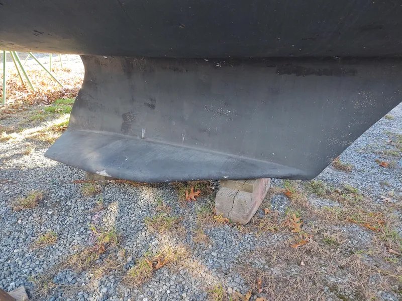 Slide: The Image of Catalina 350 MK II 2006 sailboat keel resting on gravel and wooden blocks. - 4