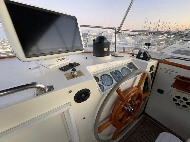 Slide: The Image of Helm of 1995 Grand Banks 49 Motoryacht with wooden wheel and navigation equipment. - 18