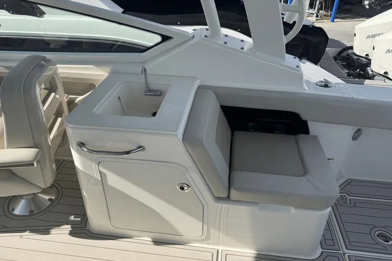 Slide: The Image of Boston Whaler 280 Vantage 2022 - 18