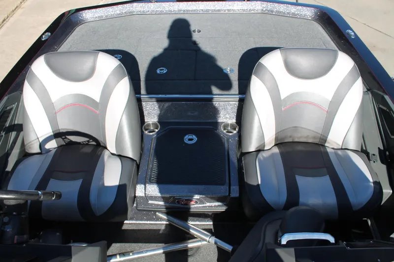 Slide: The Image of 2020 Ranger Z521L boat interior with dual seats and shadow. - 31