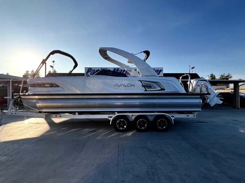 The Image of Avalon 27' Excalibur Carbon Series Elite Windshield w/ 500HP Mercury! 2025 - 1