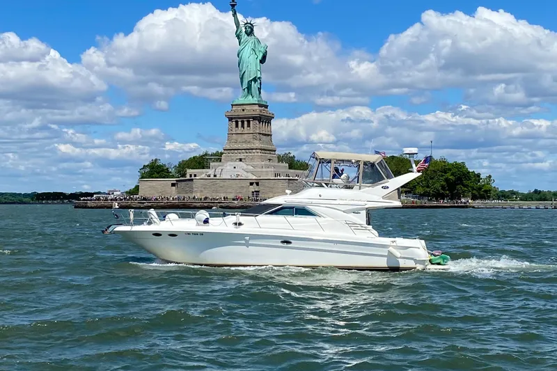 The Image of Sea Ray 400 Sedan Bridge yacht near Statue of Liberty, 2001 model. - 0