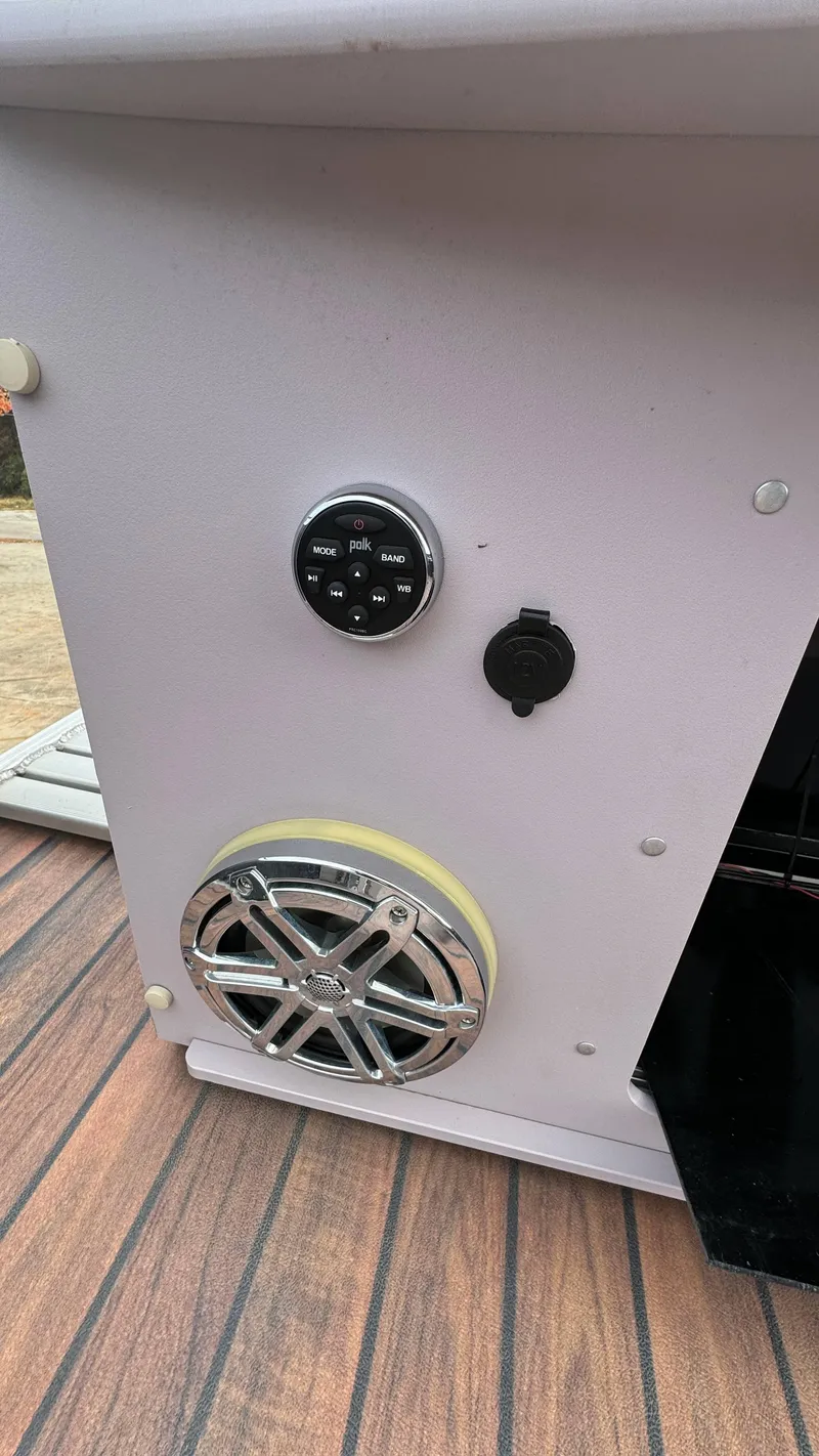 Slide: The Image of Avalon 2785 Paradise 2015 boat audio system with speaker and control panel. - 41