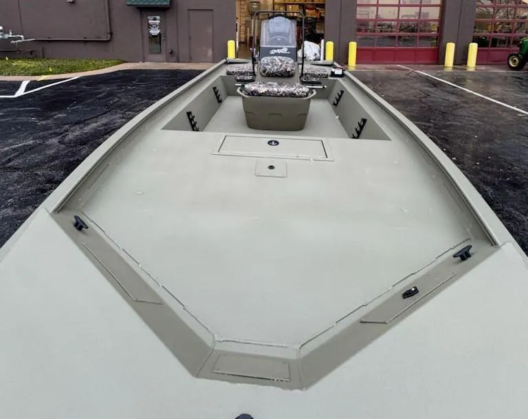 Slide: The Image of Tracker Grizzly 1860 CC 2025 - 60