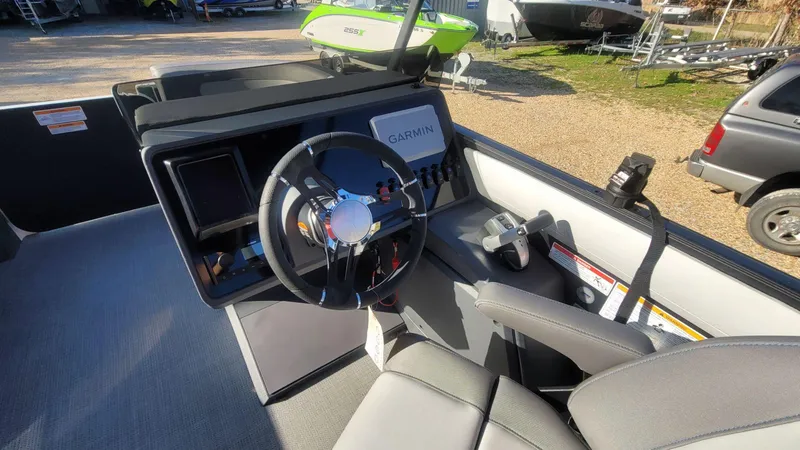 Slide: The Image of Manitou Cruise 20 Max Bench 2025 - 12