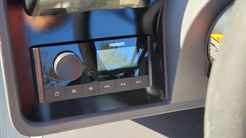 Slide: The Image of Manitou Cruise 20 Max Bench 2025 - 14