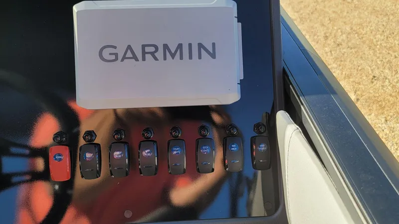 Slide: The Image of Manitou Cruise 20 Max Bench 2025 - 15