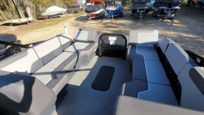 Slide: The Image of Manitou Cruise 20 Max Bench 2025 - 16