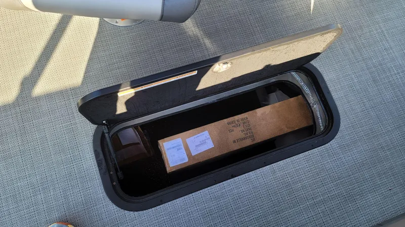 Slide: The Image of Manitou Cruise 20 Max Bench 2025 - 19