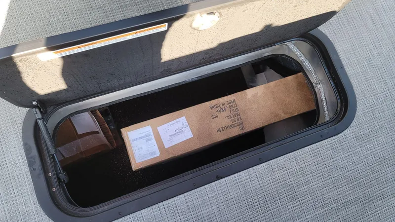 Slide: The Image of Manitou Cruise 20 Max Bench 2025 - 20