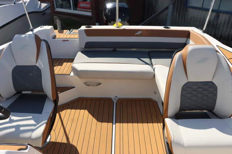 Slide: The Image of Starcraft SVX 190 OB 2025 - 12