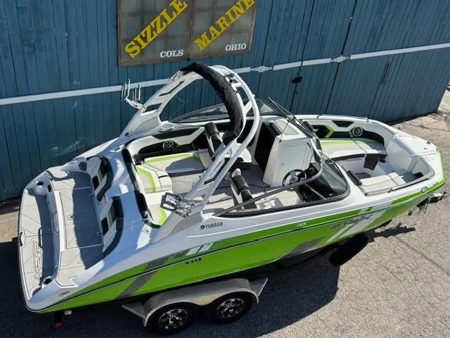 Slide: The Image of 2021 Yamaha Boats 212XE in green and white, parked at Sizzle Marine, Ohio. - 7