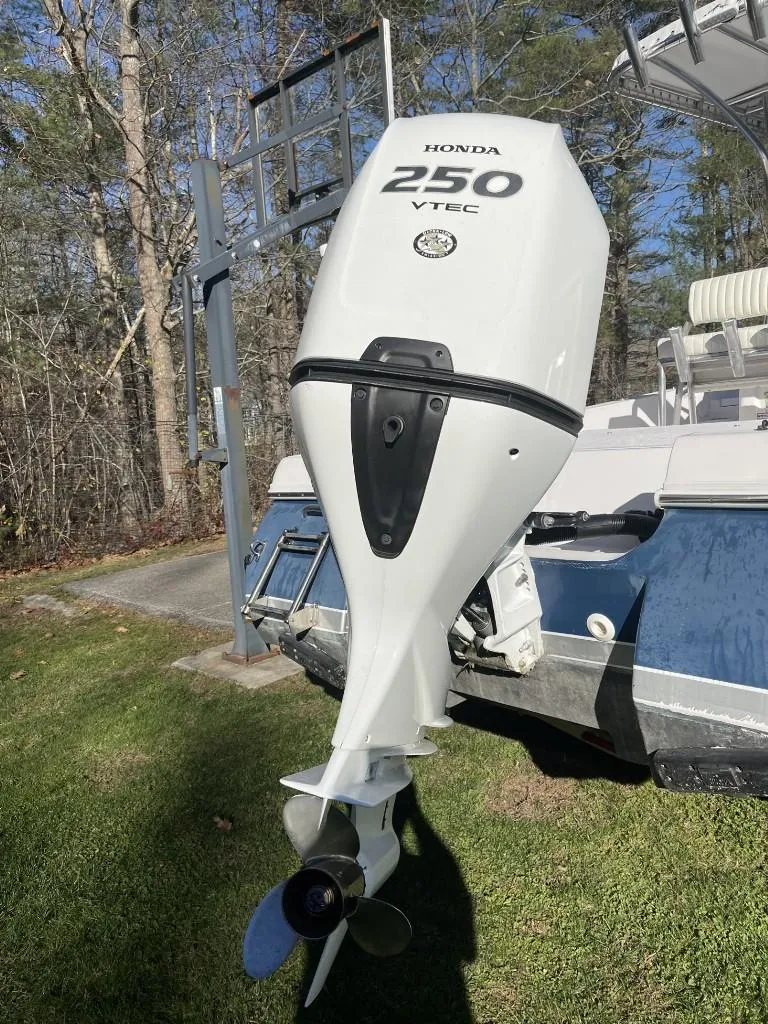 Slide: The Image of 2009 Pro-Line 23 Bay with Honda 250 VTEC outboard motor. - 5