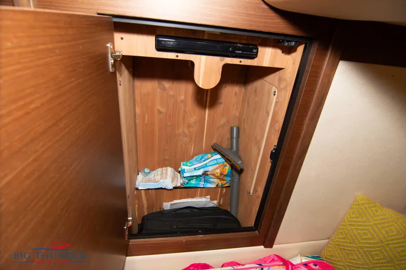 Slide: The Image of Sea Ray 410 Sundancer 2012 - 62