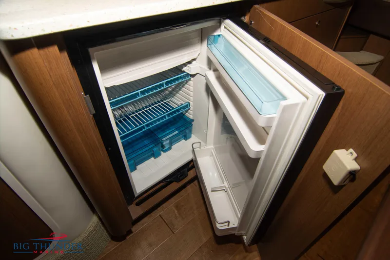 Slide: The Image of Sea Ray 370 Sundancer 2016 - 57