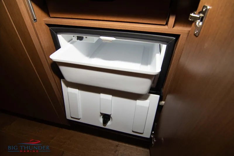 Slide: The Image of Sea Ray 370 Sundancer 2016 - 58