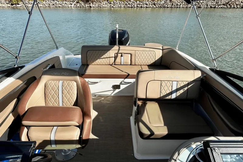 Slide: The Image of Sea Ray 240 Sundeck Outboard 2016 - 13