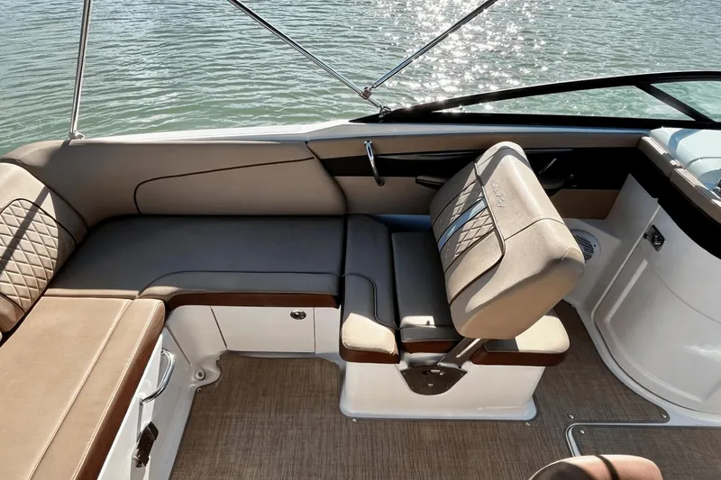 Slide: The Image of Sea Ray 240 Sundeck Outboard 2016 - 14