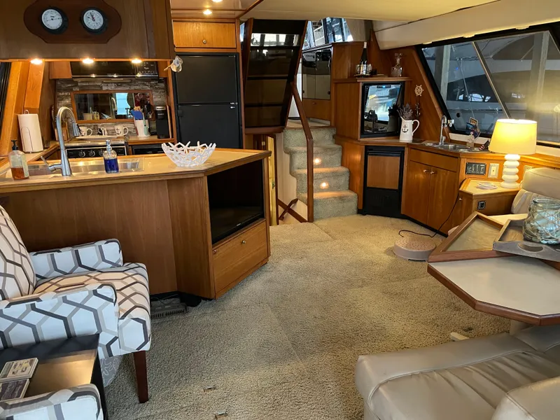 Slide: The Image of Luxurious interior of a 1995 Bayliner 4788 Pilot House Motoryacht with modern amenities. - 17