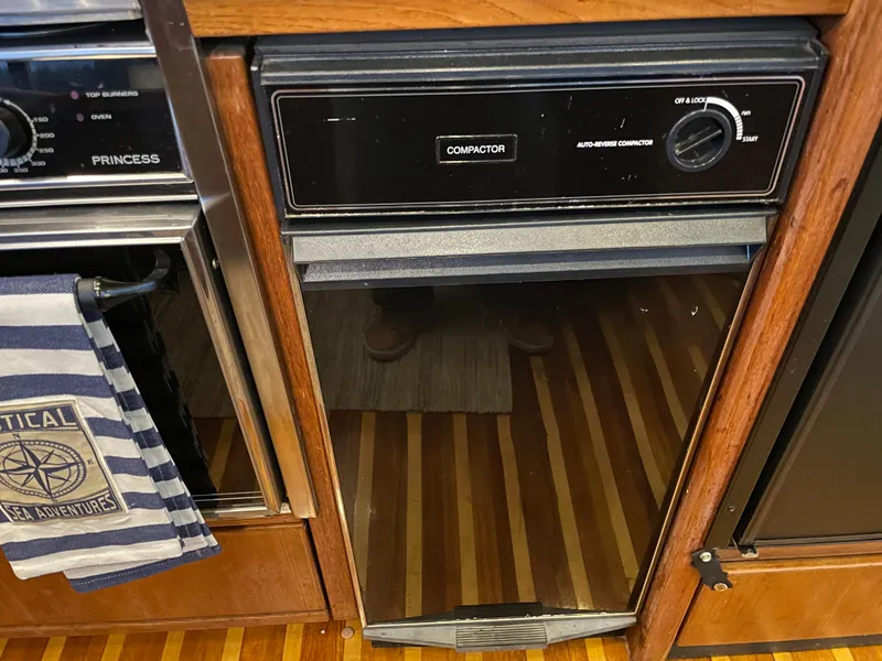 Slide: The Image of Bayliner 4788 Pilot House Motoryacht 1995 - 54