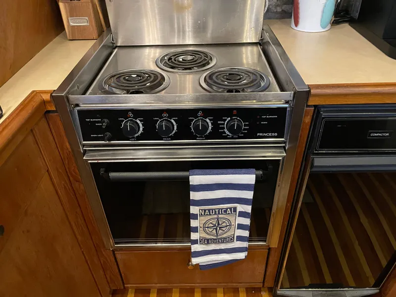 Slide: The Image of Bayliner 4788 Pilot House Motoryacht 1995 - 56