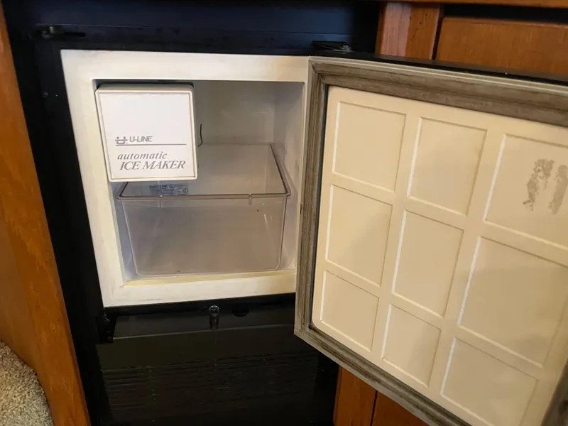 Slide: The Image of Bayliner 4788 Pilot House Motoryacht 1995 - 59