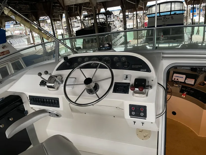 Slide: The Image of Bayliner 4788 Pilot House Motoryacht 1995 - 63