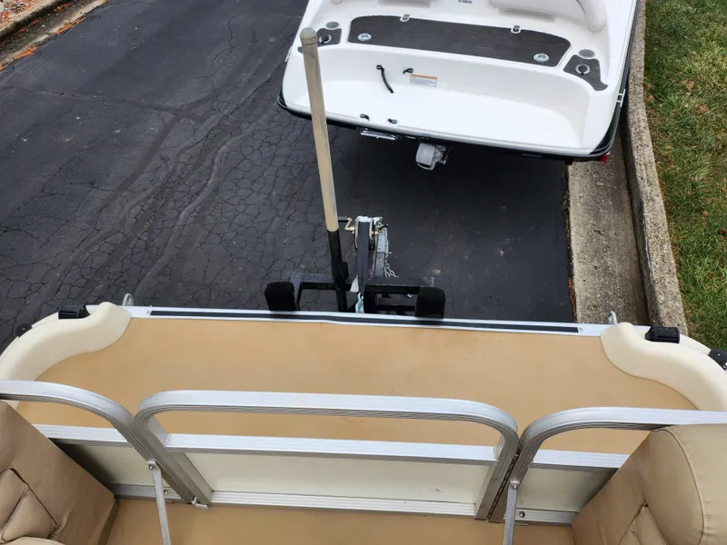 Slide: The Image of Bennington 2580LX boat from 2000 on a trailer, viewed from above. - 24